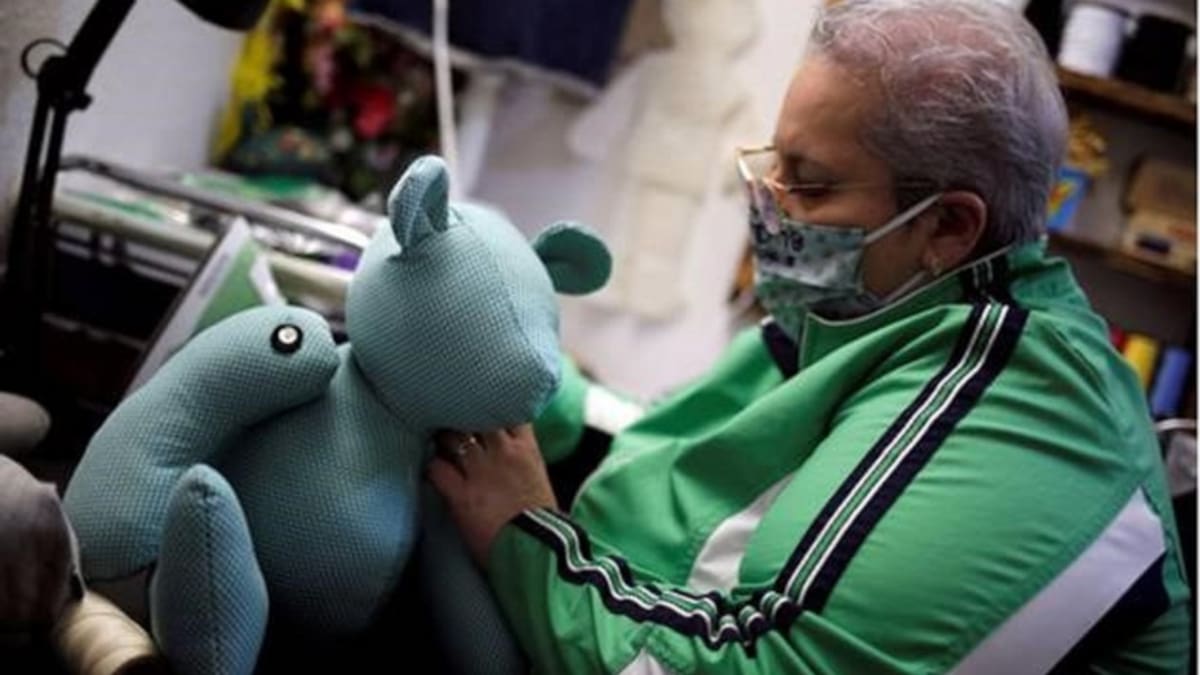 Artesana crea osos de tela para recordar a los fallecidos del Covid-19