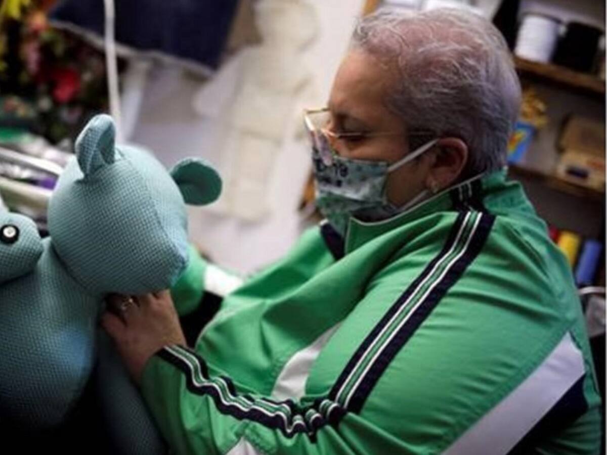 Artesana crea osos de tela para recordar a los fallecidos del Covid-19