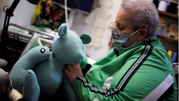 Artesana crea osos de tela para recordar a los fallecidos del Covid-19