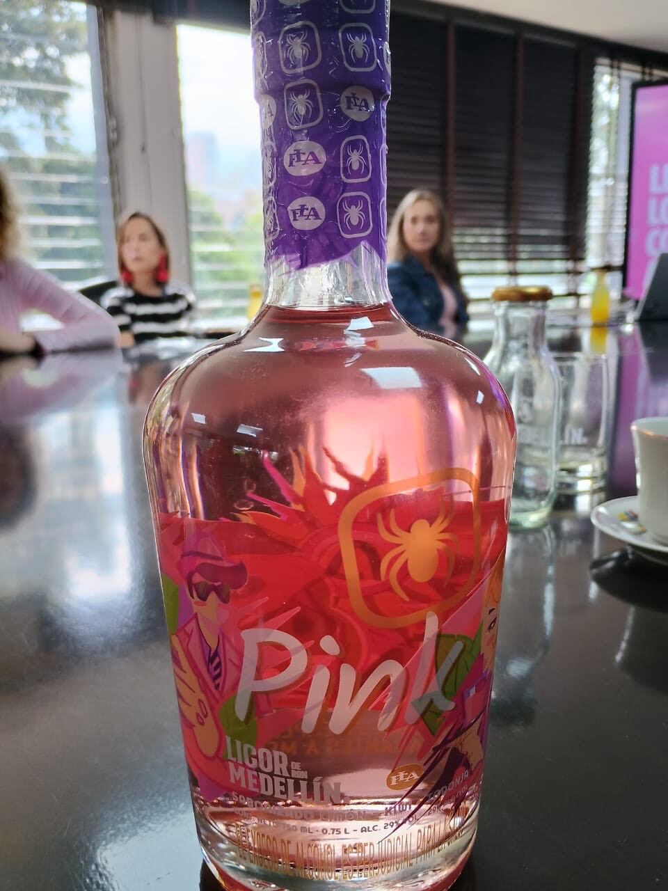 El licor de ron llamado Pink, de color rosado, tiene 29% de alcohol. Foto: Caracol Radio.