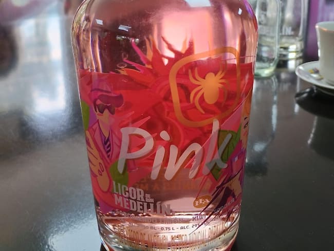 El licor de ron llamado Pink, de color rosado, tiene 29% de alcohol. Foto: Caracol Radio.