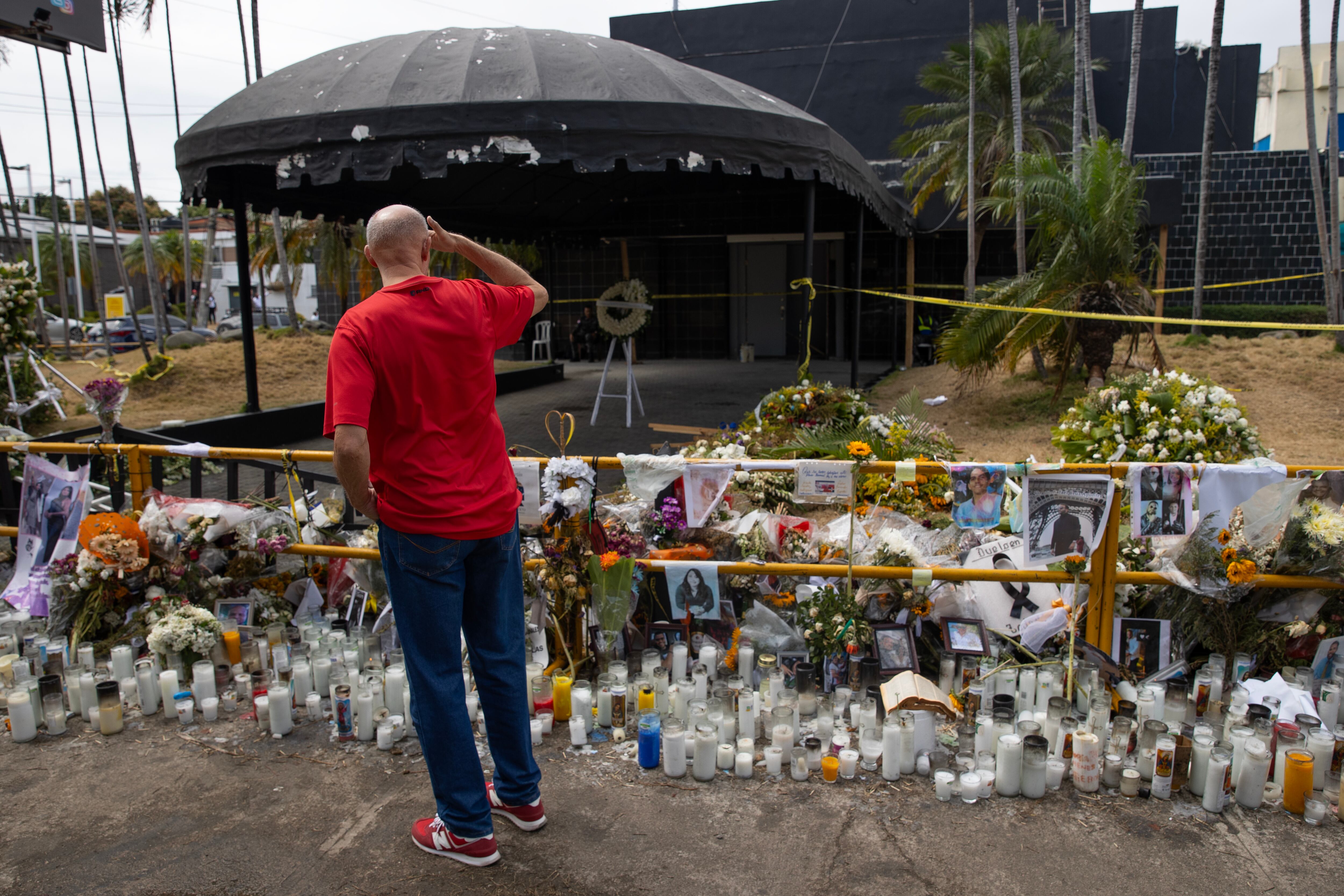Una persona observa los ramos puestos a la entrada de la discoteca Jet Set, este martes en Santo Domingo (República Dominicana). Cuando este martes se cumple una semana del derrumbe en la discoteca Jet Set en Santo Domingo con 231 fallecidos, proliferan las voces entre la población que hablan de negligencia y piden justicia, mientras las investigaciones oficiales buscan dilucidar qué pasó aquella madrugada del 8 de abril. EFE/Orlando Barría