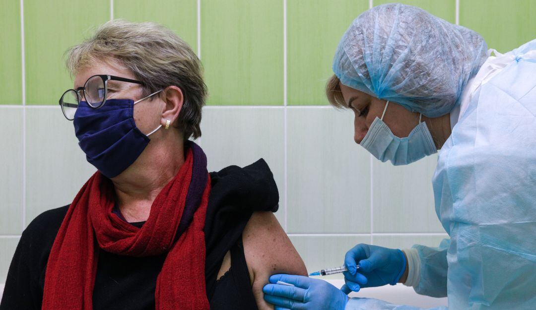 Una mujer recibe una dosis de la vacuna Sputnik V en Rusia.