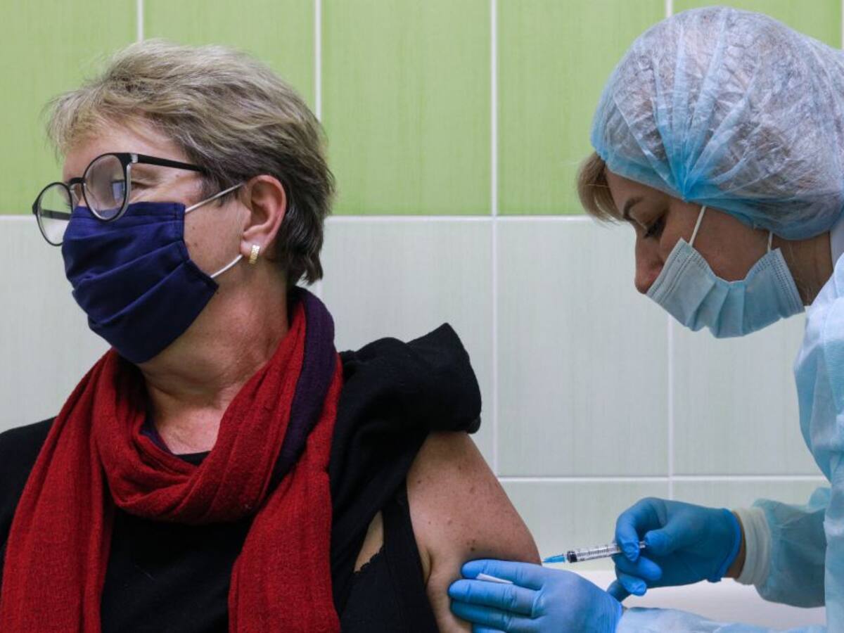 En 100 días todos los países deben estar vacunando contra el COVID-19: OMS