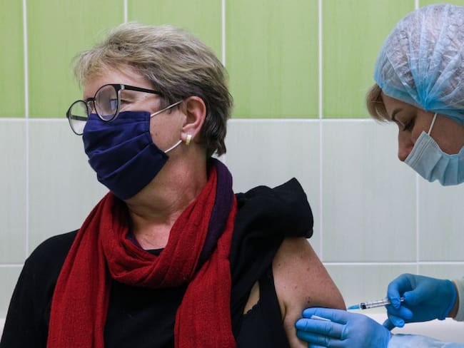 Una mujer recibe una dosis de la vacuna Sputnik V en Rusia. 
