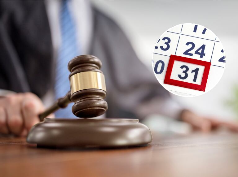 Juez sosteniendo martillo en la sala del tribunal / Calendario (Getty Images)