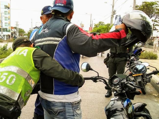 Inmovilizan 10 motos en Cartagena por parquear alrededor de bancos