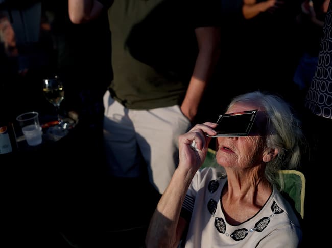 Personas observan el eclipse solar parcial desde The Gresley Arms en Stoke-on-Trent, Inglaterra. (Photo by Carl Recine/Getty Images)
