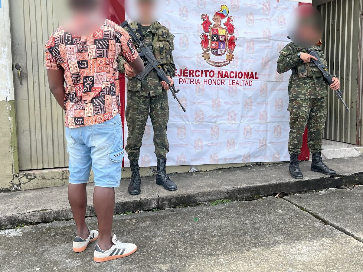En el occidente de Risaralda se entregó ante el Ejército Nacional alias ‘Luis’, del Clan del Golfo