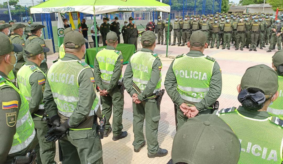 Miembros de la policía en medio de presentación