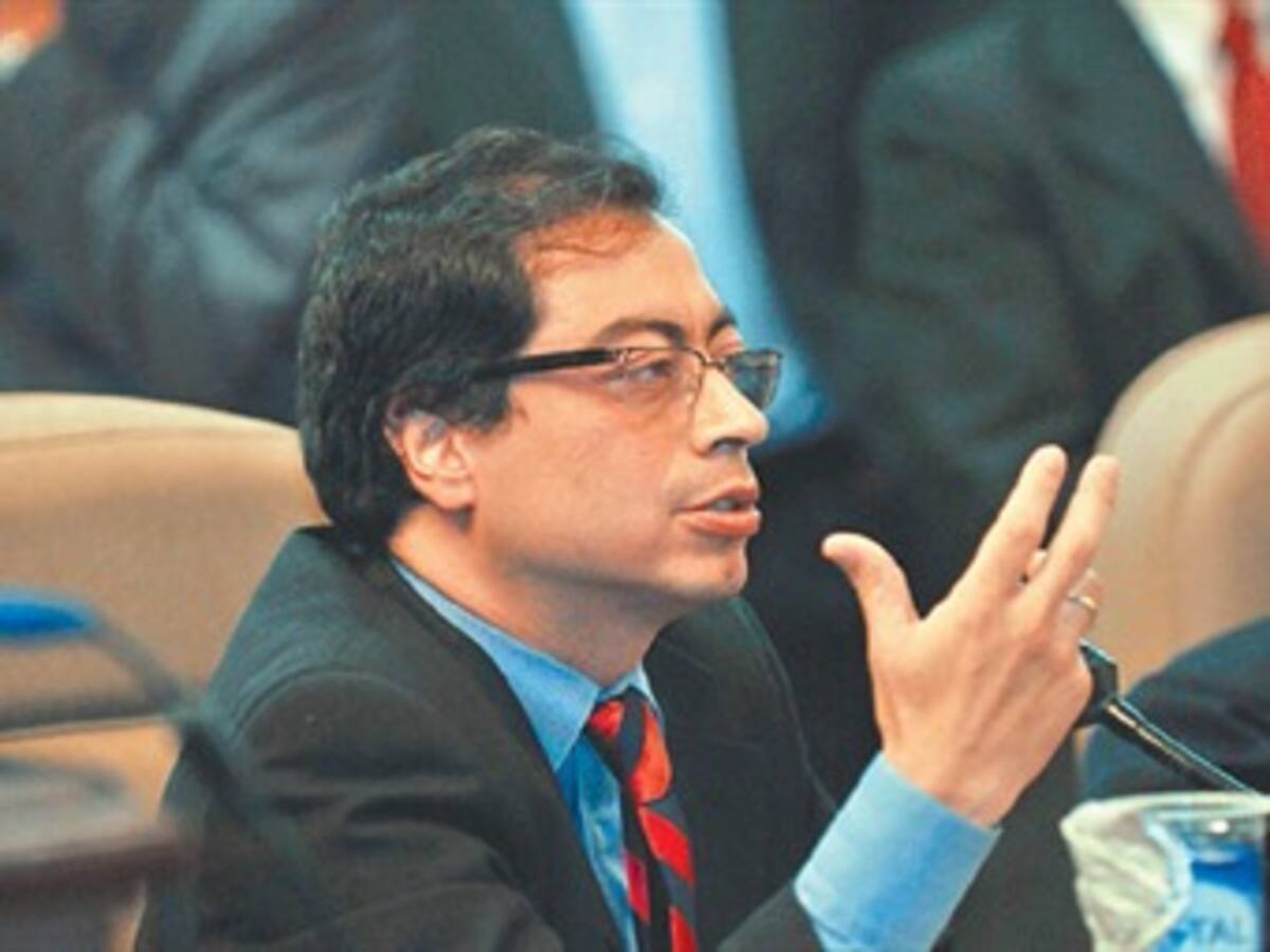 Petro no descarta su salida del Polo por denuncias sobre corrupción