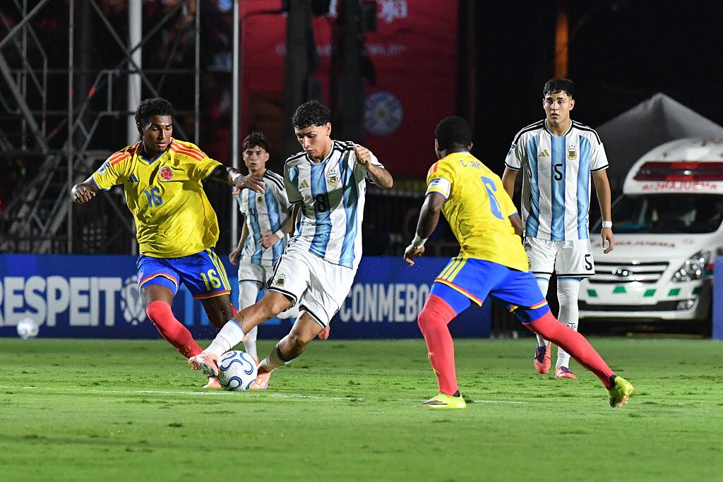 Colombia vs. Argentina en la final del Sudamericano Sub-17. (Photo by Christian Alvarenga/Getty Images)