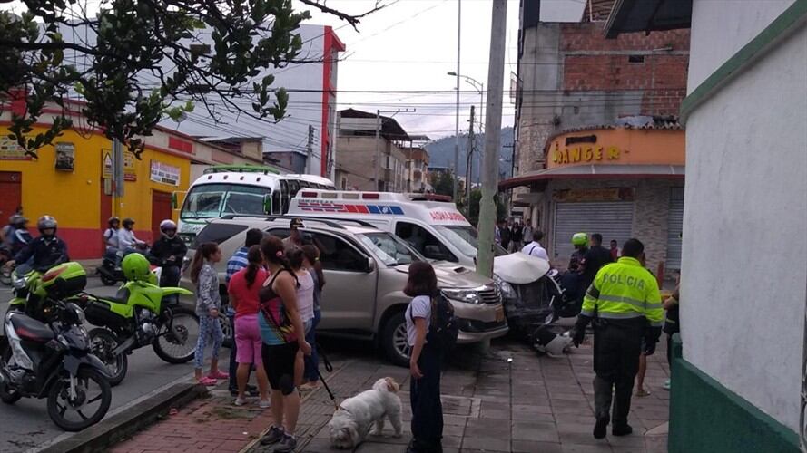 En la carrera 22 con calle 10, se estrelló la camioneta asignada a la presidente del Concejo, Nancy Lora. Foto: W Radio