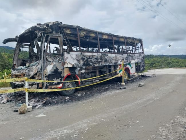 Diez personas, algunos fuertemente armados quemaron un bus en vía Medellín-Quibdó