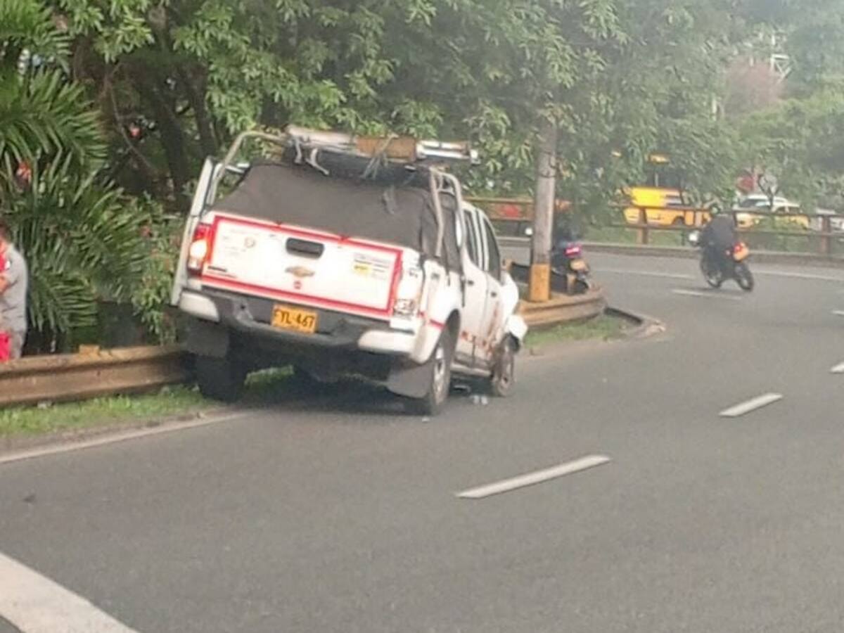 Un vendedor informal murió y dos personas quedaron heridas por el carro que los arrolló