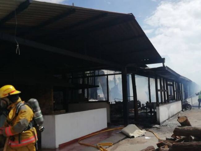 Bomberos de Cundinamarca atienden un incendio en una fabrica de Pólvora