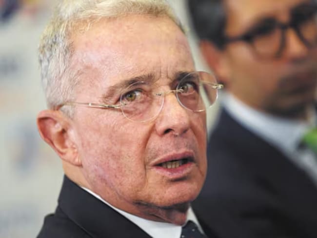 “Ante una protección constitucional, ¿cómo no se excluyen?: Uribe por interceptación con Diego Cadena