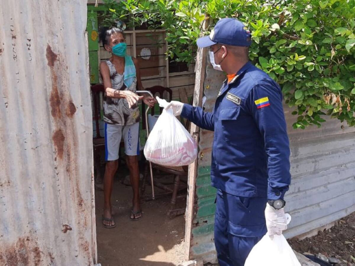 Armada apoya entrega de 12 mil ayudas en Cartagena