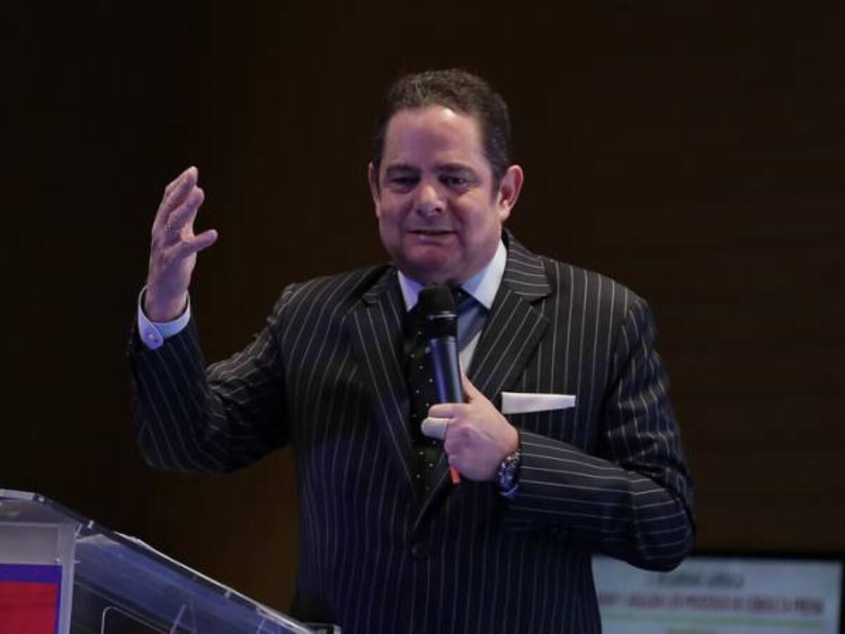 En Bogotá deben prohibir el porte de armas blancas: Vargas Lleras