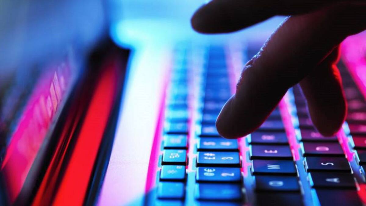 El patrullero Julián Jaramillo de la seccional de investigación criminal del grupo de delitos informáticos