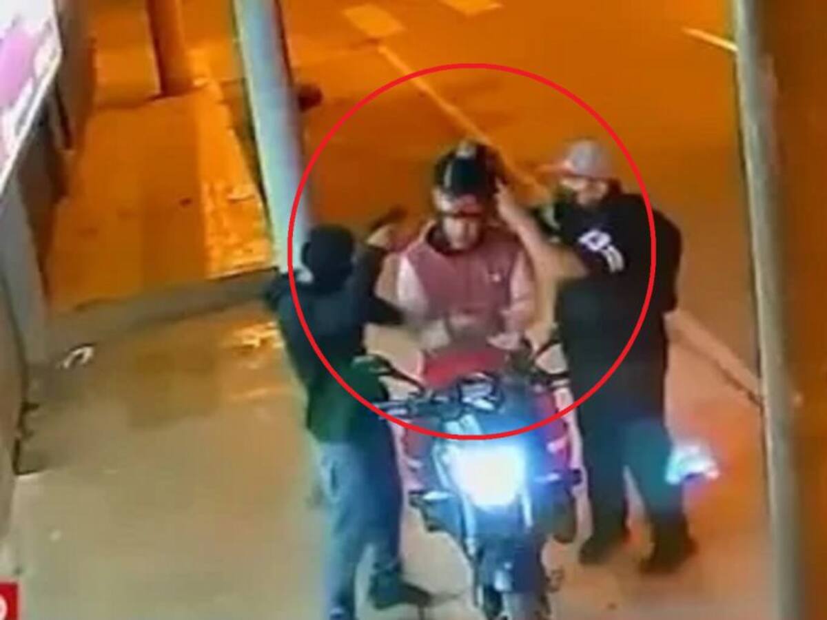 VIDEO: Iba a robar a domiciliario, pero terminó disparándole a su compinche