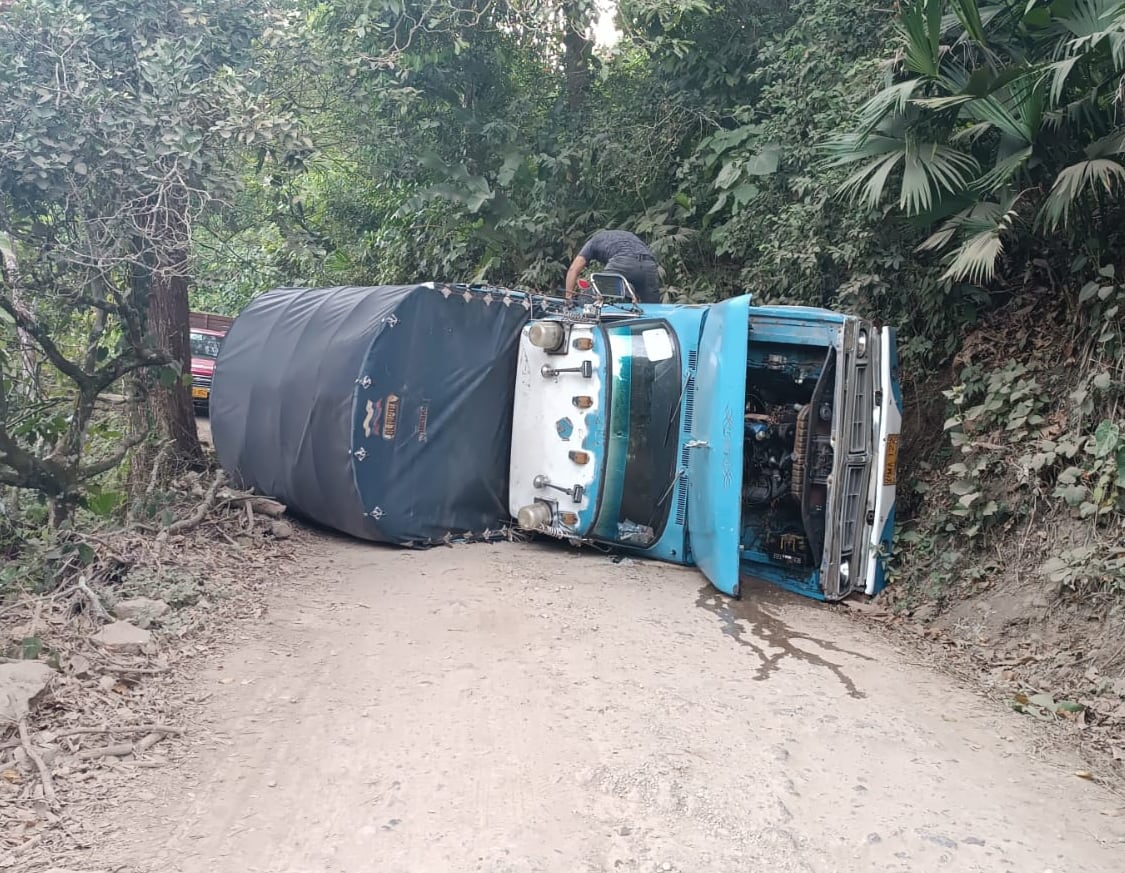 Un camión se voltio en la vía Paraguay