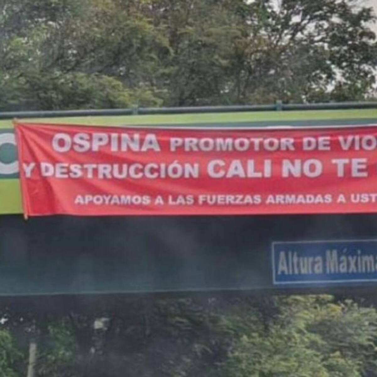 Mensajes en puentes contra el gobierno local