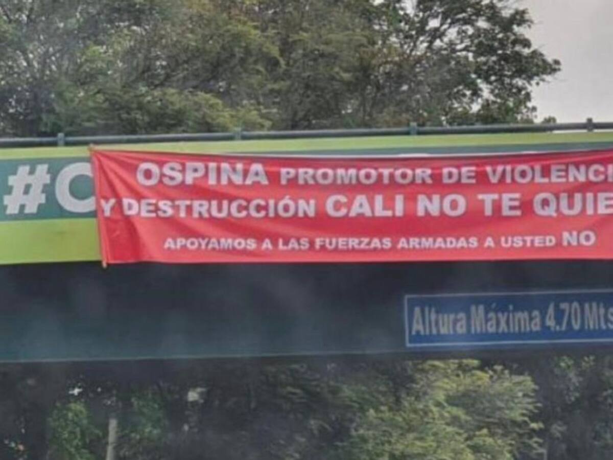 Mensajes en puentes contra el gobierno local