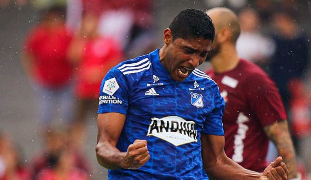 Luis Carlos Ruíz celebra su primer gol con la camiseta de Millonarios.