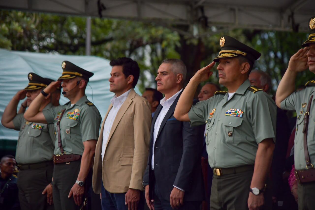 Autoridades civiles y de la Policía Nacional. Cortesía: Gobernación de Antioquia.