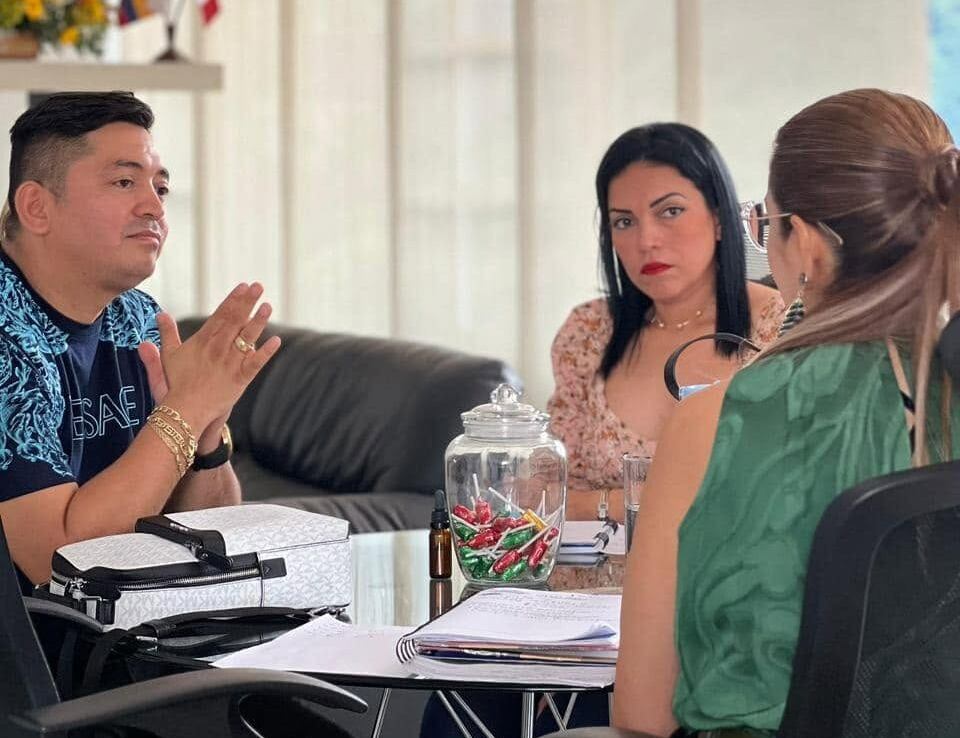 Tomada de Facebook: el alcalde de Carmen de Apicalá, Luis Ángel Gutiérrez, junto a la saliente gerente Diana Suárez.