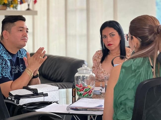 Tomada de Facebook: el alcalde de Carmen de Apicalá, Luis Ángel Gutiérrez, junto a la saliente gerente Diana Suárez.