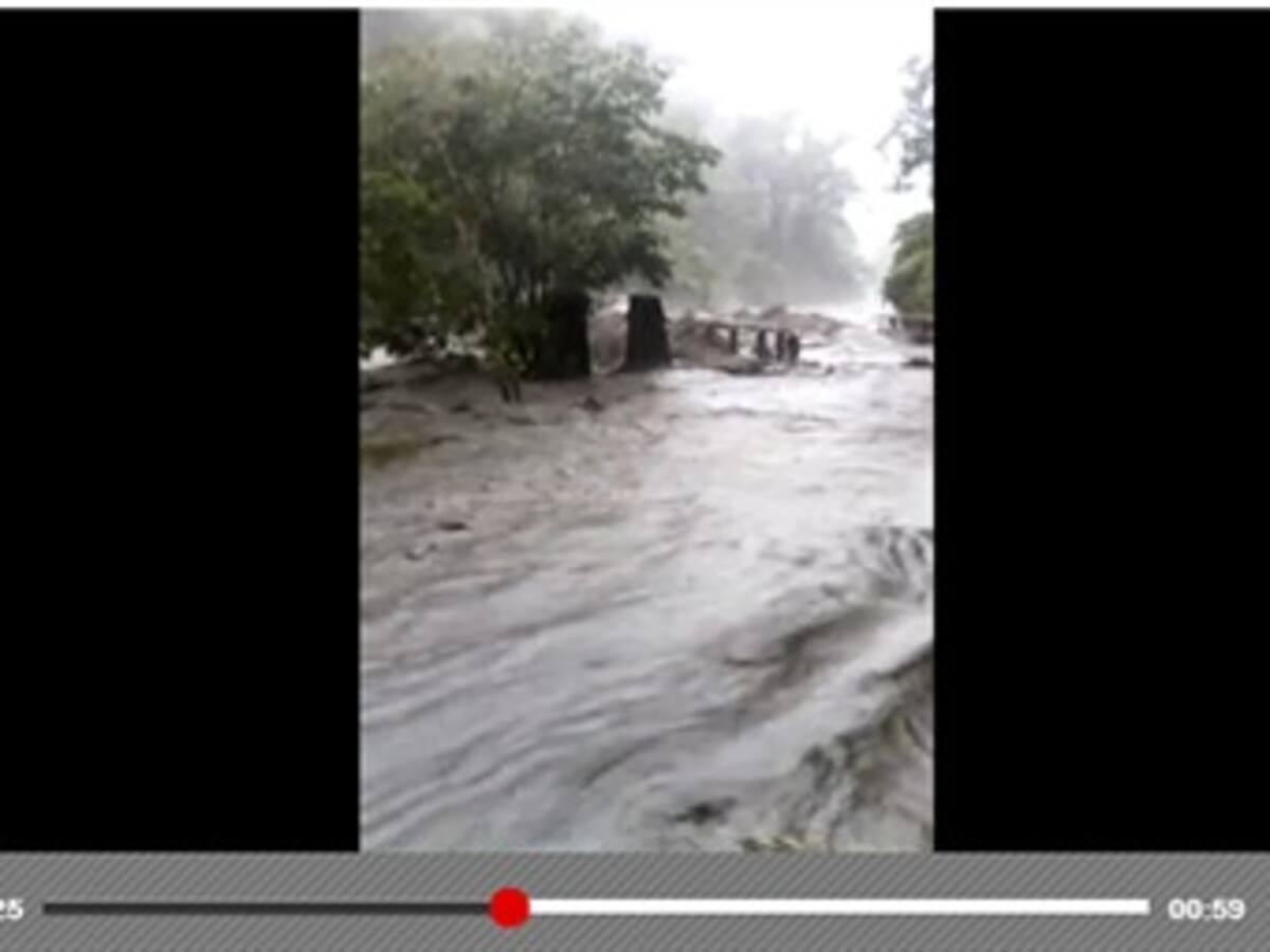 Desbordamiento de río en la vía alterna al llano genera cierre víal