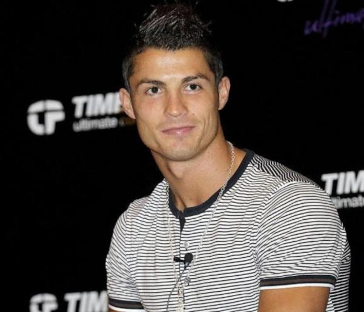 Cristiano Ronaldo es católico y habla portugués, inglés y español.