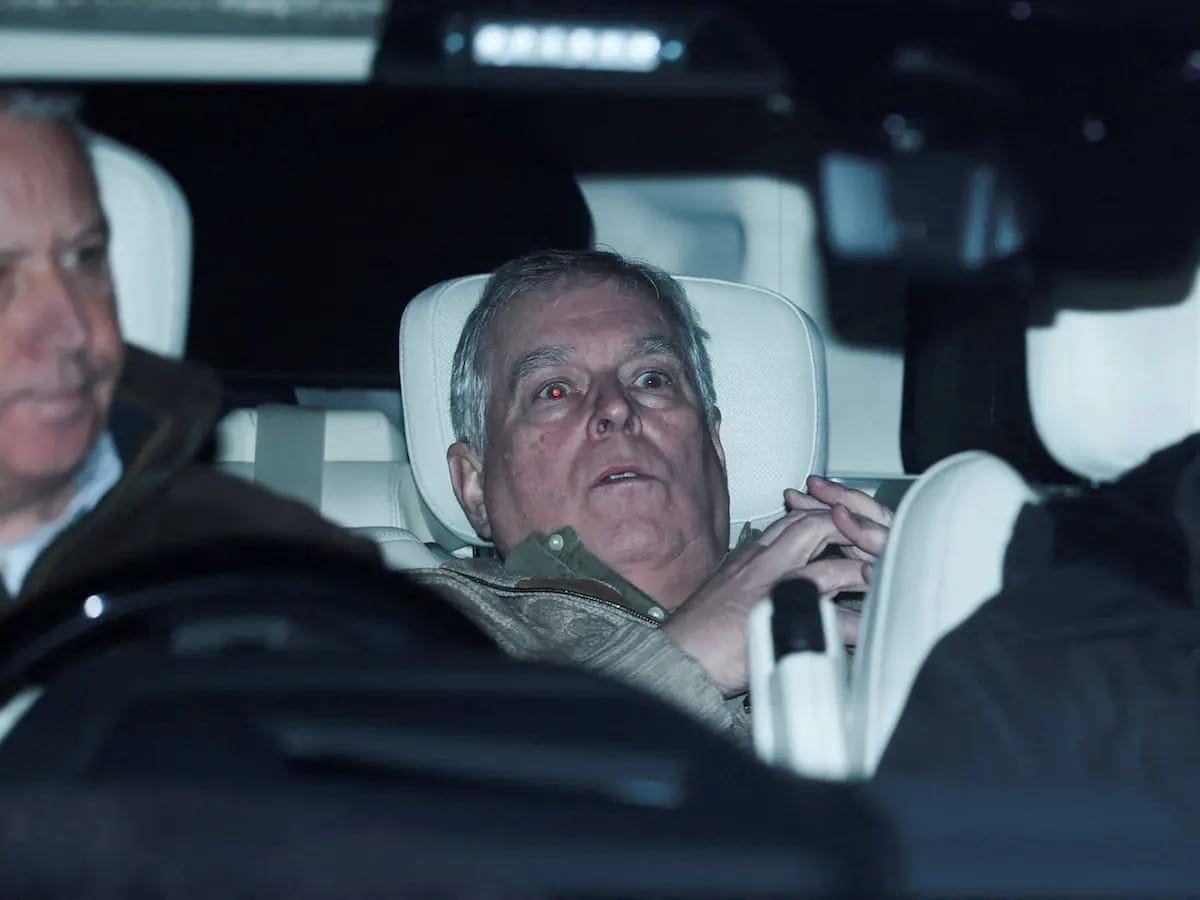 Expríncipe Andrés, liberado tras 11 horas de arresto, permanecerá bajo investigación