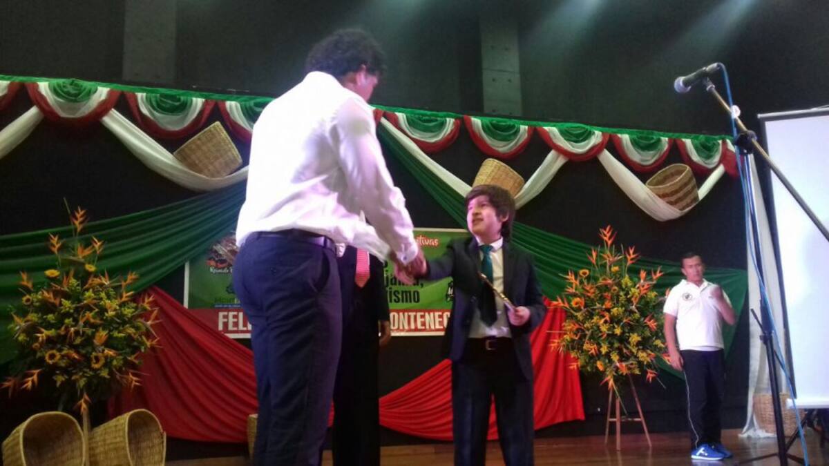 Alcalde entregando reconocimiento a Adrián David Ángel Londoño