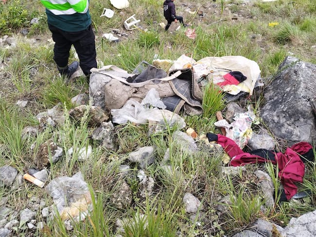 AME1440. CELENDÍN (PERÚ), 29/04/2024.- Fotografía cedida por la Policía Nacional del Perú que muestra las labores de rescate de las autoridades en la zona donde se accidentó un autobús este lunes, en Cajamarca (Perú). Al menos 23 personas fallecieron en un accidente de autobús en el departamento peruano de Cajamarca (norte) ocurrido la noche del domingo, aunque inicialmente diversas fuentes habían reportado la muerte de diez pasajeros, confirmó este lunes la Fiscalía a la emisora RPP. El autobús se precipitó por un abismo de 200 metros de altura y cayó al río Sendama a su paso por el municipio Celendín, un sector con una geografía compleja que dificulta el rescate, según destacaron diversos medios locales. EFE/ Policía Perú SÓLO USO EDITORIAL/SÓLO DISPONIBLE PARA ILUSTRAR LA NOTICIA QUE ACOMPAÑA (CRÉDITO OBLIGATORIO) MÁXIMA CALIDAD DISPONIBLE
