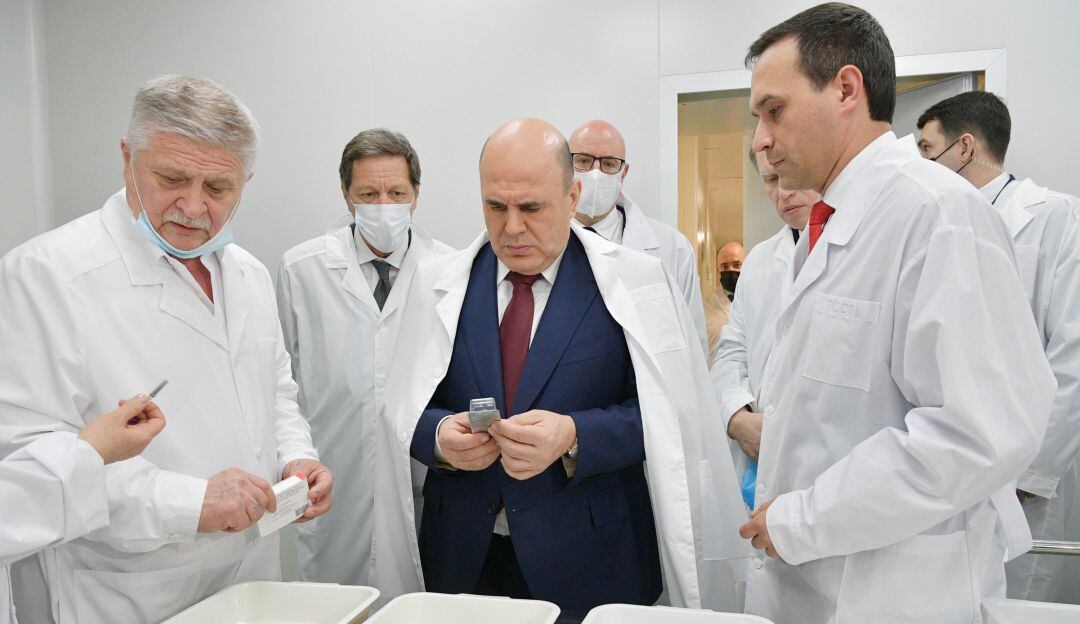 Visita del primer ministro ruso a centros de producción de la EpiVacCorona