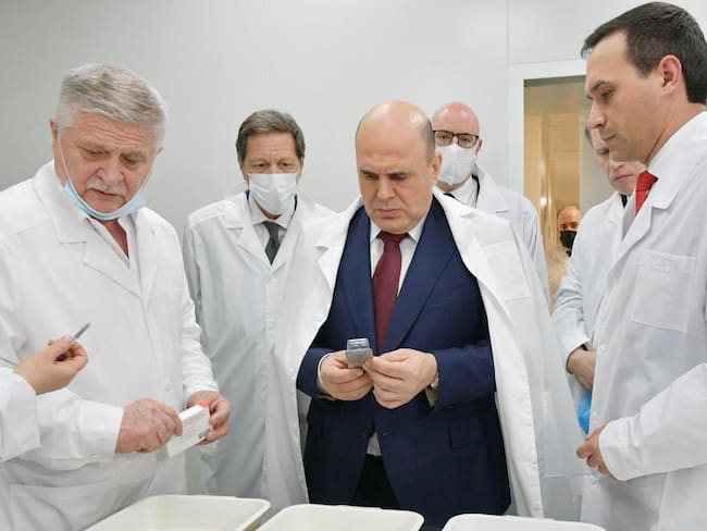 Visita del primer ministro ruso a centros de producción de la EpiVacCorona