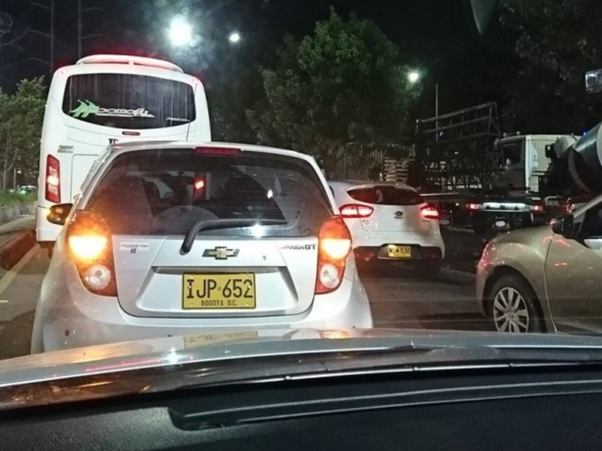 Accidente ocasiona monumental trancón en la calle 80