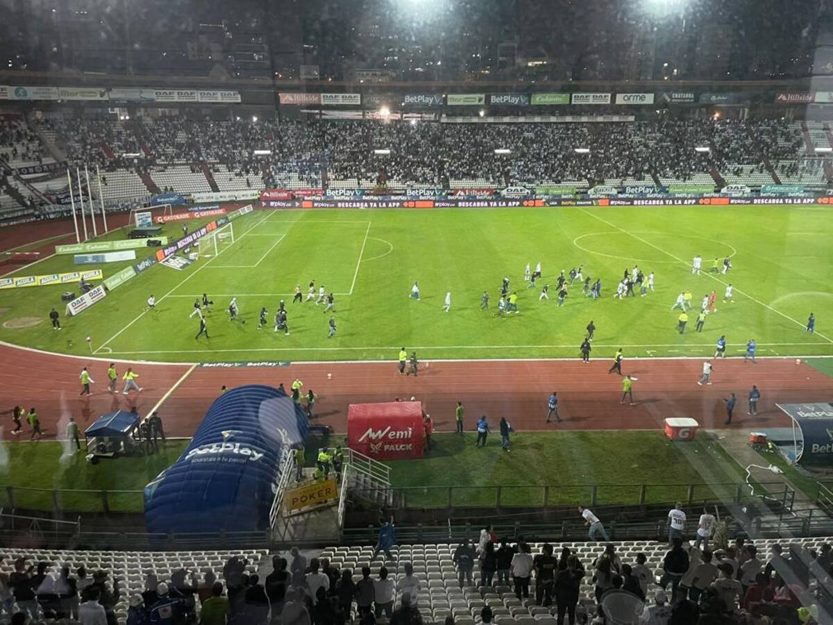 En disturbios terminó el partido entre el Once Caldas con Alianza Petrolera en Manizales