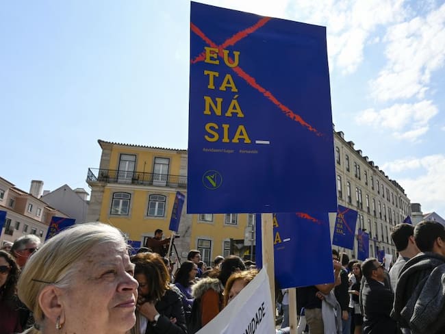 Las manifestaciones en contra de la despenalización de la eutonasia se han repetido año tras año a las afueras del parlamento de Portugal. 