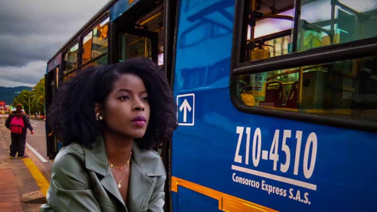 “Esa negra asquerosa está ocupando espacio”: periodista relata ataque racista en bus SITP de Bogotá
