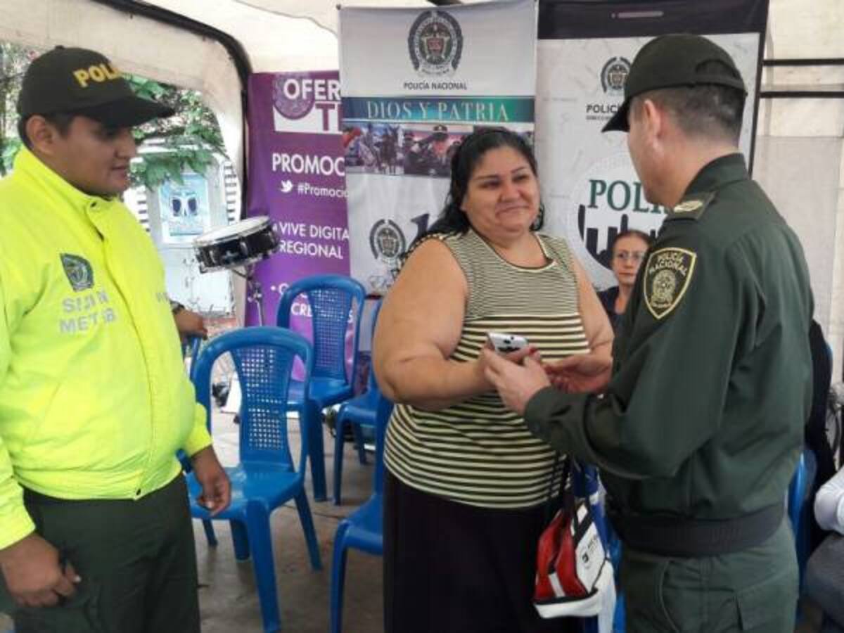 Policía entrega a sus propietarios celulares robados