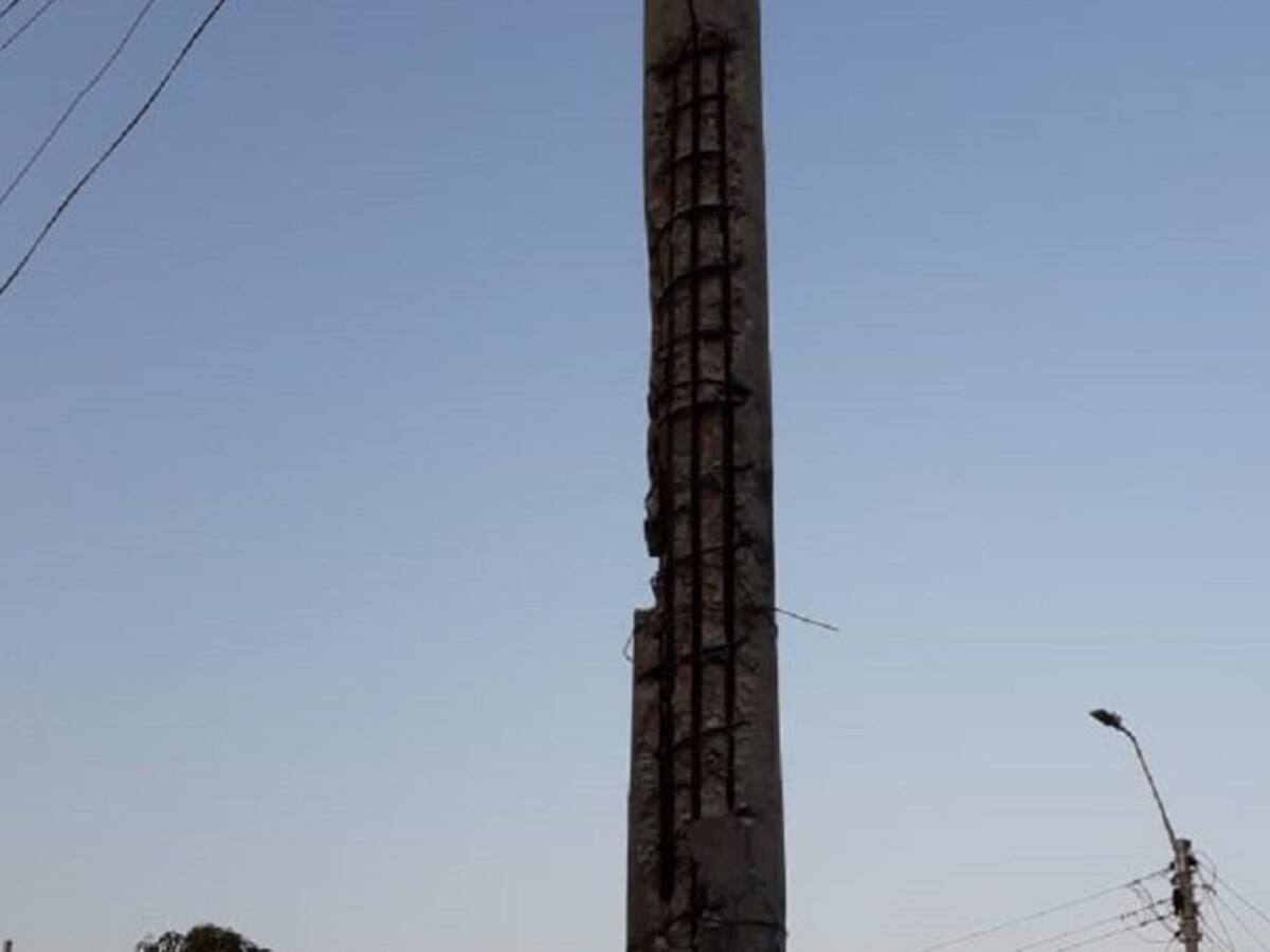 Cuatro postes están a punto de caerse en la Ciudadela 20 de Julio