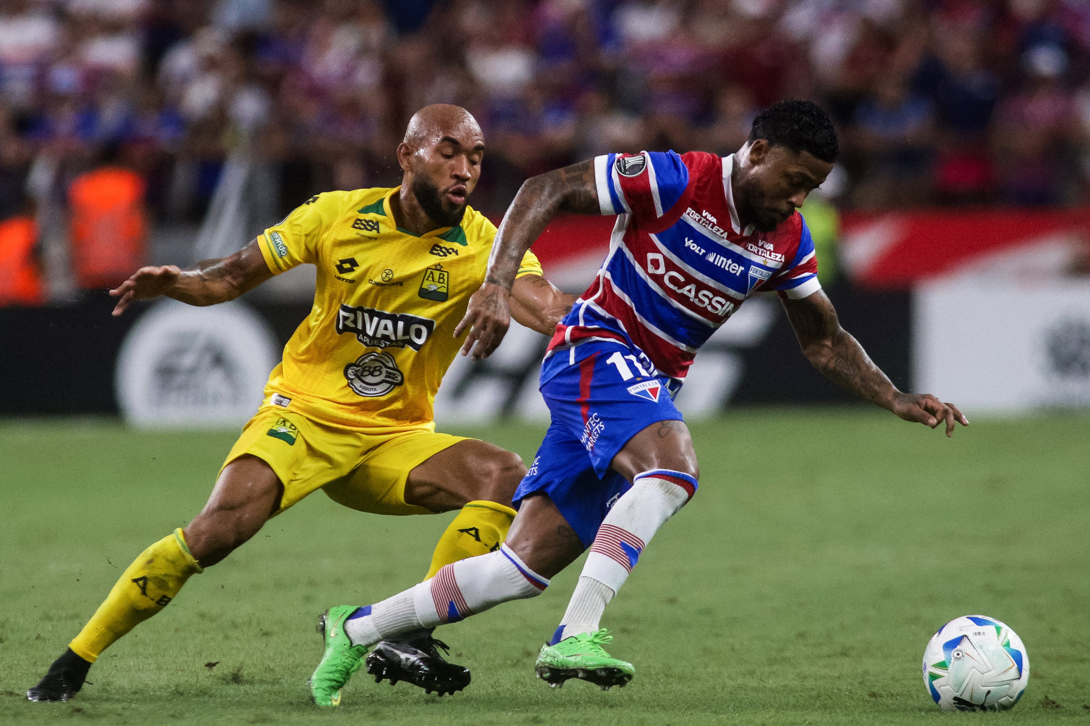 Bucaramanga y Fortaleza en duelo de Copa Libertadores. (Photo by Thiago GADELHA / AFP) (Photo by THIAGO GADELHA/AFP via Getty Images)