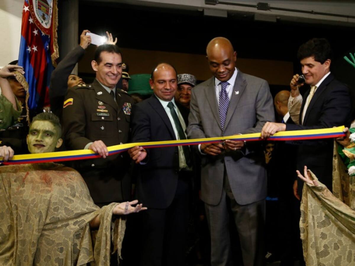 MinAmbiente recibe declaración nacional por el ambiente y la paz de la mano de jóvenes de todo el país