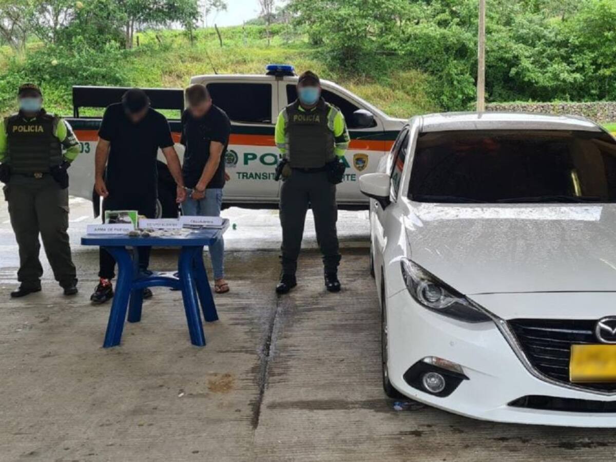En la Vía al Mar hallaron caleta de drogas y una pistola dentro de un carro