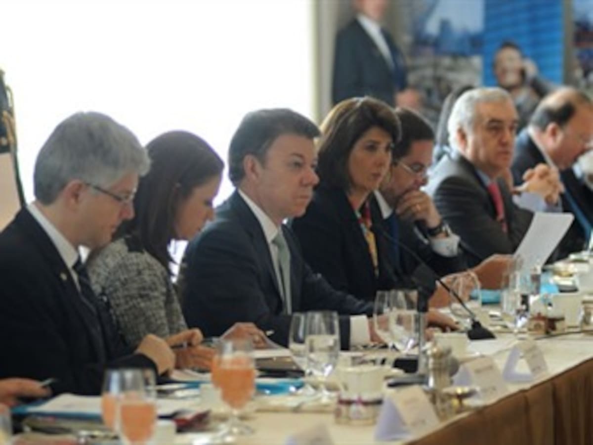 Colombia y México firman convenio para acabar con el robo de celulares en ambos países