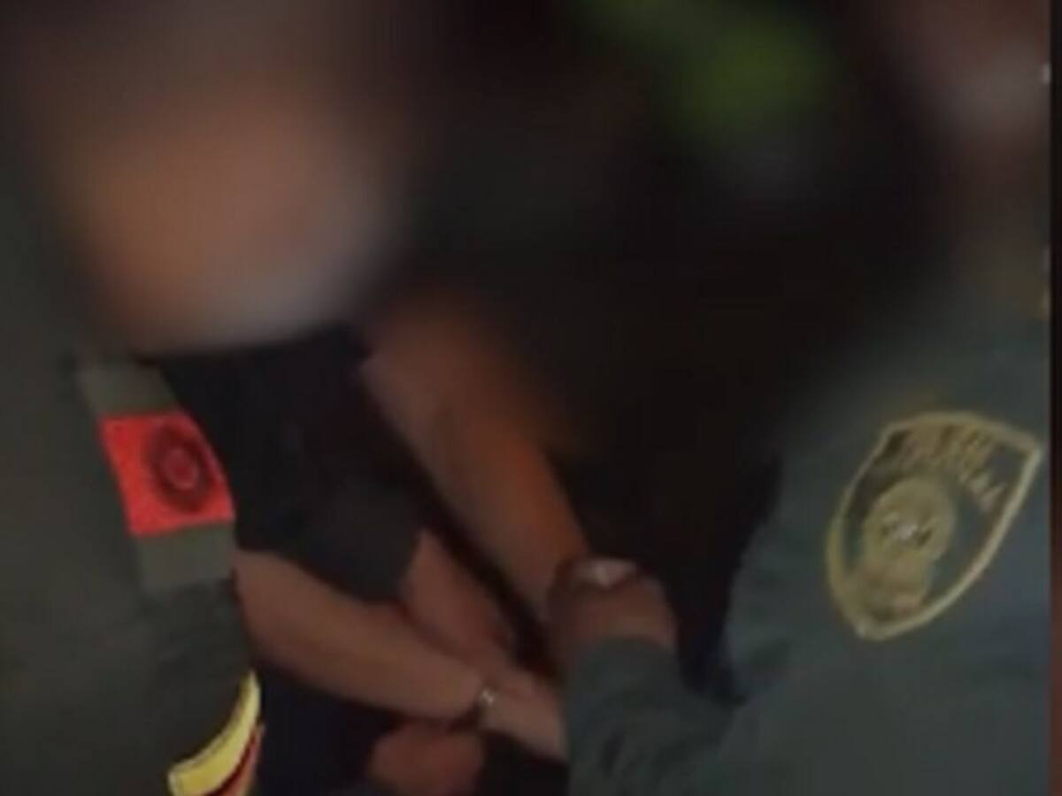 VIDEO: Capturan personas tomando en un establecimiento público
